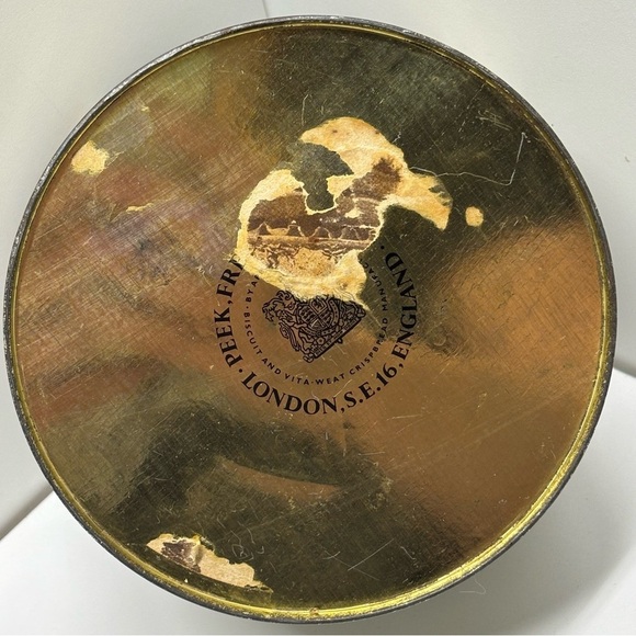 Vintage Peek Freans London, England biscuit tin with medieval hunting scenes - Picture 4 of 11